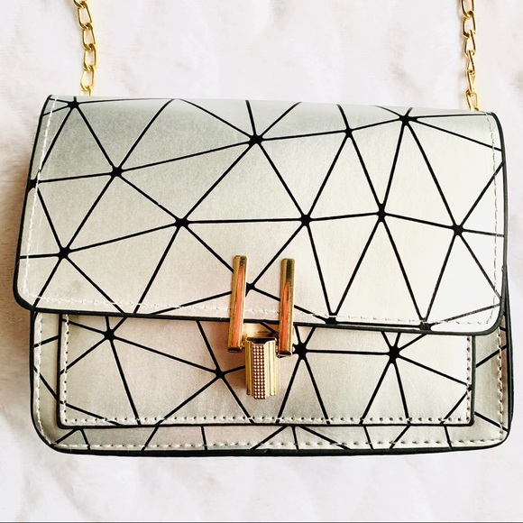 💎5/$25💎 Cute Mini Metallic Silver Crossbody Bag - Picture 3 of 8